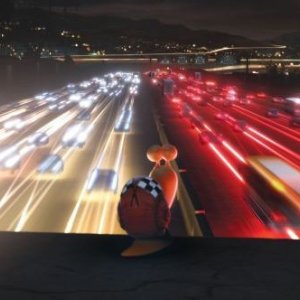 Turbo: la lumachina Turbo guarda le auto sfrecciare a grande velocità in una scena del film