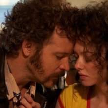 Amanda Seyfried e Peter Sarsgaard in un momento romantico di Lovelace