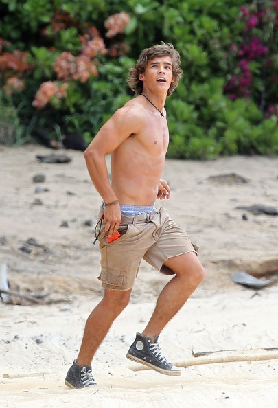 Brenton Thwaites Sul Set Del Film Blue Lagoon The Awakening 2012 279947 Movieplayer It