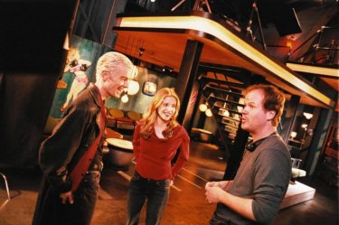 Buffy - L'ammazzavampiri: James Marsters, Sarah Michelle Gellar e Joss Whedon durante le riprese dell'episodio La vita è un musical