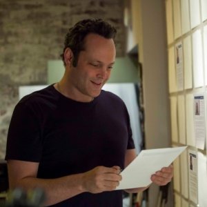 Delivery Man: Vince Vaughn sorride leggendo una lettera