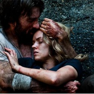 Open Grave: Erin Richards e Sharlto Copley si abbracciano in un drammatico momento