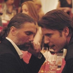 Red Widow: Anson Mount e Wil Traval nel pilot della serie