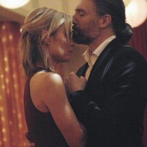 Red Widow: Radha Mitchell ed Anson Mount nel pilot della serie