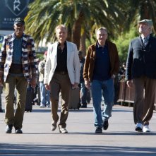 Last Vegas: Michael Douglas, Morgan Freeman, Kevin Kline e Robert De Niro passeggiano per le vie di Las Vegas in una scena