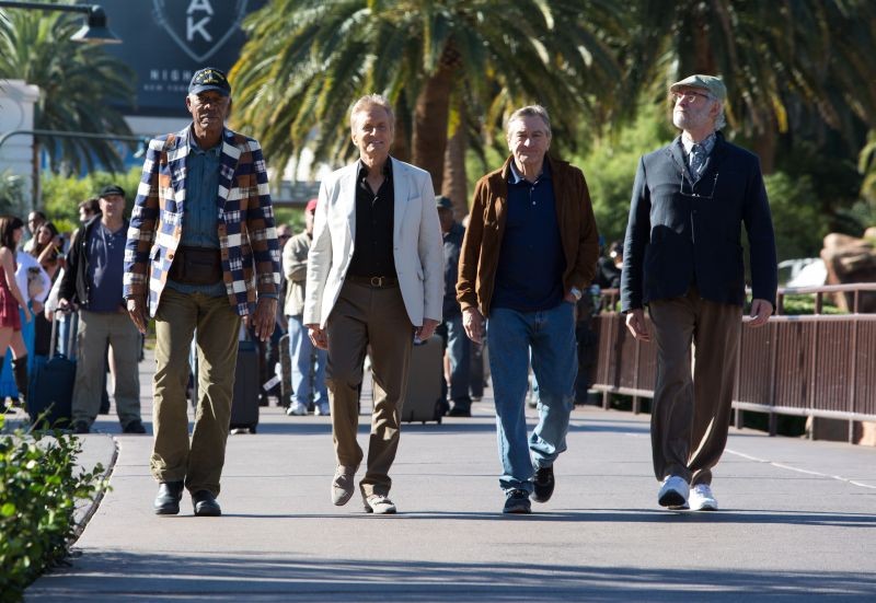 Last Vegas: Michael Douglas, Morgan Freeman, Kevin Kline e Robert De Niro passeggiano per le vie di Las Vegas in una scena