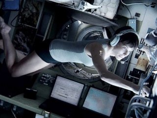 Gravity: Sandra Bullock fluttua nella navetta spaziale