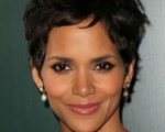Halle Berry sposa in fuga in 'Mother'