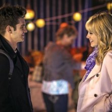 The Amazing Spider-Man 2: Andrew Garfield ed Emma Stone sorridono in una scena del film