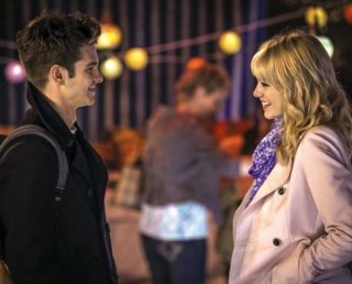 The Amazing Spider-Man 2: Andrew Garfield ed Emma Stone sorridono in una scena del film
