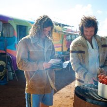 Drift: Sam Worthington e Xavier Samuel cucinano del pesce in una scena del film