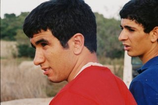 Les Apaches: Aziz El Adachi e Hamza Mezziani in una scena