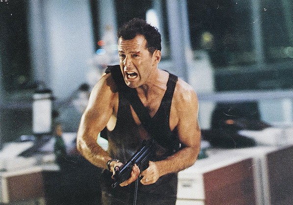 Bruce Willis in una scena di Trappola di cristallo - Die Hard