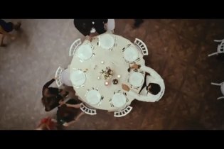 Video-recensione Se sposti un posto a tavola