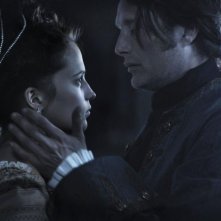 A Royal Affair: Alicia Vikander in una tenera scena del film con Mads Mikkelsen