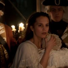 A Royal Affair: Alicia Vikander nei panni della regina fedifraga Carolina Mathilda in una scena