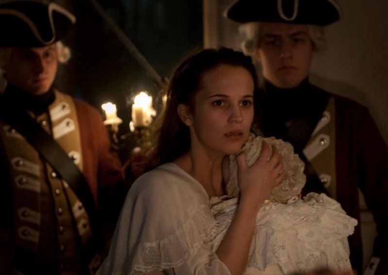 A Royal Affair: Alicia Vikander nei panni della regina fedifraga Carolina Mathilda in una scena