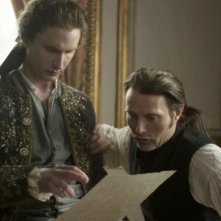 A Royal Affair: Mads Mikkelsen e Mikkel Boe Følsgaard in una scena del film
