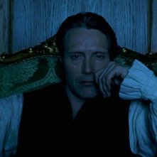 A Royal Affair: Mads Mikkelsen nei panni del dottor Johann Friedrich Struensee in una scena di riflessione