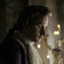 A Royal Affair: Mikkel Boe Følsgaard in una scena del film nei panni di re Christian VII
