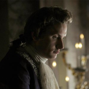 A Royal Affair: Mikkel Boe Følsgaard in una scena del film nei panni di re Christian VII