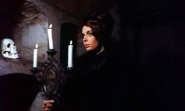 Barbara Steele in una scena del film Lo spettro di Riccardo Freda