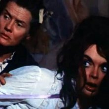 Harriet Medin con Barbara Steele in una scena del film Lo spettro