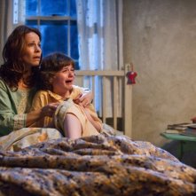 Lili Taylor col piccolo Joey King in una scena di L'Evocazione - The Conjuring