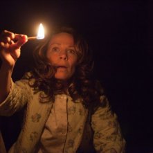 Lili Taylor in una scena dell'horror L'Evocazione - The Conjuring