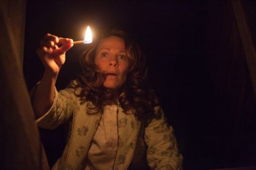 Lili Taylor in una scena dell'horror L'Evocazione - The Conjuring