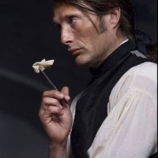 Mads Mikkelsen in una scena di A Royal Affair nei panni del medico Johann Friedrich Struensee