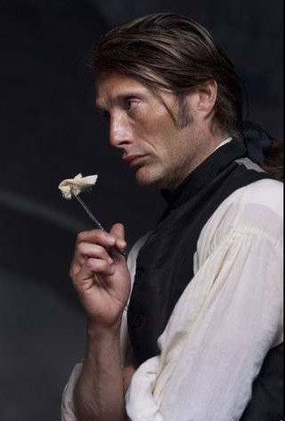 Mads Mikkelsen in una scena di A Royal Affair nei panni del medico Johann Friedrich Struensee