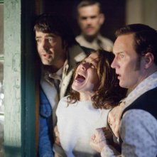 Patrick Wilson con Lili Taylor e Ron Livingston in una scena de L'Evocazione - The Conjuring