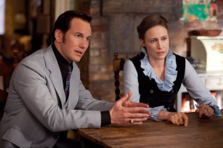 Patrick Wilson insieme a Vera Farmiga in una scena dell'horror L'Evocazione - The Conjuring