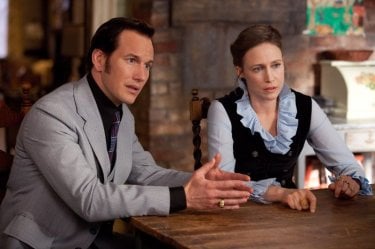 Patrick Wilson insieme a Vera Farmiga in una scena dell'horror L'Evocazione - The Conjuring