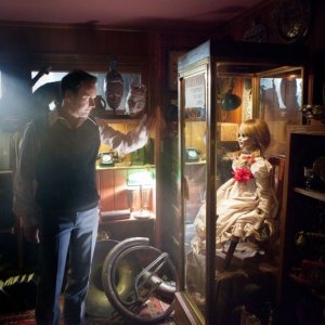 Patrick Wilson osserva una bambola conservata in una teca in una scena de L'Evocazione - The Conjuring