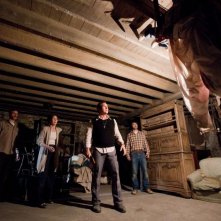 Patrick Wilson, Vera Farmiga in una scena de L'Evocazione - The Conjuring con Ron Livingston e John Brotherton