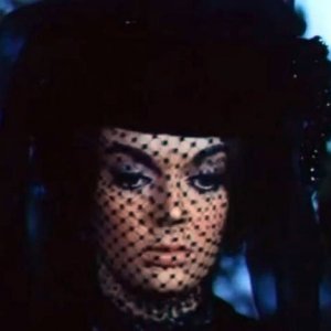 Primo piano di Barbara Steele in una scena del film Lo spettro