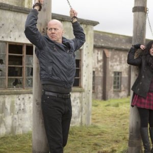 Red 2: Bruce Willis e Mary-Louise Parker incatenati in una scena dell'action
