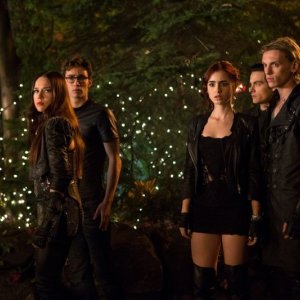 Shadowhunters - Città di ossa: Lily Collins e Jamie Campbell Bower in una scena di gruppo