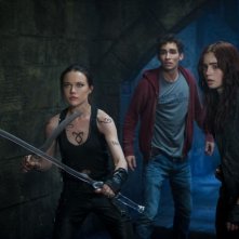 Shadowhunters - Città di ossa: Jemima West con Lily Collins e Robert Sheehan in una scena d'azione del film