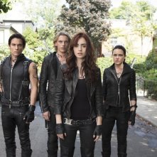 Shadowhunters - Città di ossa: Kevin Zegers, Lily Collins, Jamie Campbell Bower e Jamima West in una foto promozionale