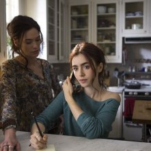 Shadowhunters - Città di ossa: Lena Headey con Lily Collins in una scena del fantasy