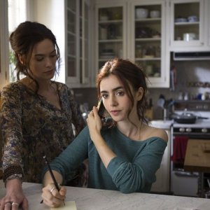 Shadowhunters - Città di ossa: Lena Headey con Lily Collins in una scena del fantasy