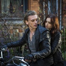 Shadowhunters - Città di ossa: Lily Collins e Jamie Campbell Bower in motocicletta in una scena del film