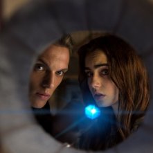Shadowhunters - Città di ossa: Lily Collins e Jamie Campbell Bower in un momento del film