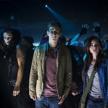 Shadowhunters - Città di ossa: Lily Collins e Robert Sheehan in una scena