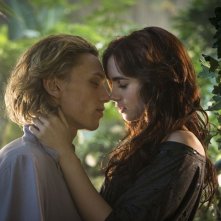 Shadowhunters - Città di ossa: Lily Collins in una tenera immagine del film con Jamie Campbell Bower