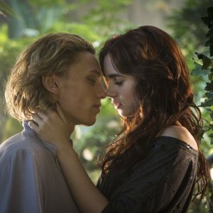 Shadowhunters - Città di ossa: Lily Collins in una tenera immagine del film con Jamie Campbell Bower
