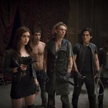 Shadowhunters - Città di ossa: una scena di gruppo tratta dal film